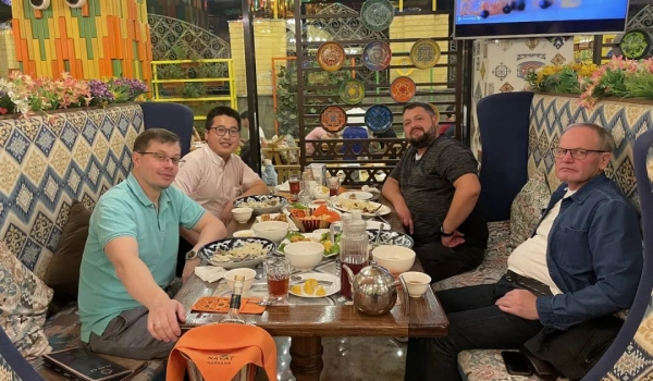 Hand in hand voor een betere toekomst helpt QGM krachtig bij de aanleg van Russische infrastructuur