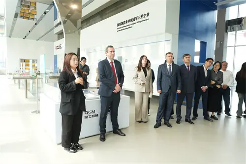 Gendina Mitrofanov, burgemeester van Maykop, Republiek Adygea, Rusland, leidde een delegatie om een ​​diepgaand onderzoek uit te voeren naar Quangong Machinery Co., Ltd. en prees intelligente productie en innovatieve technologie