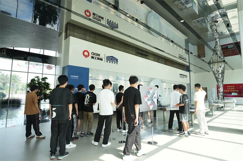 Liming Vocational University bezocht Fujian Quangong Machinery Co., Ltd voor een banenontwikkelingsprogramma.