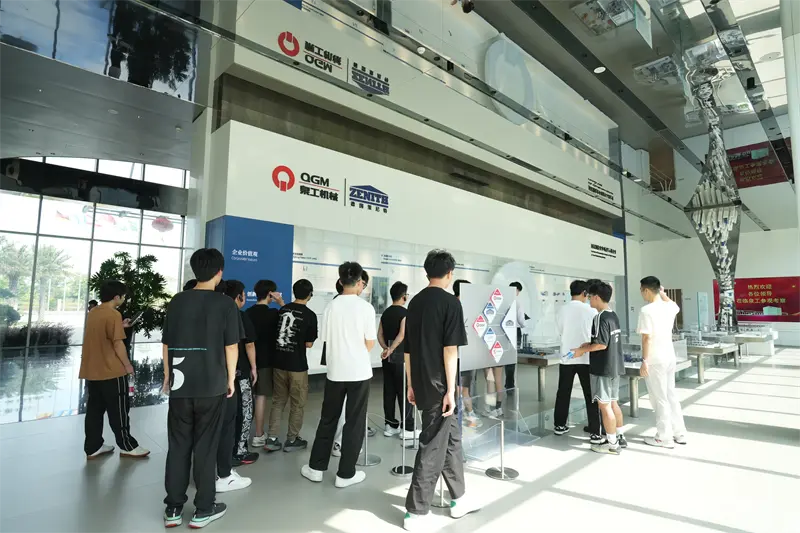 Liming Vocational University bezocht Fujian Quangong Machinery Co., Ltd voor een banenontwikkelingsprogramma.