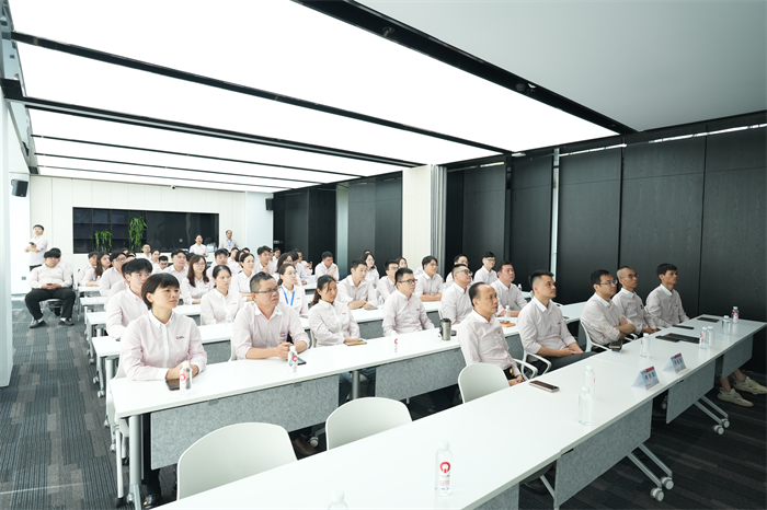 QGM: Samen naar de militaire parade kijken en kracht verzamelen voor vooruitgang