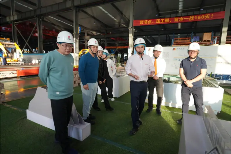 De Nan'an Returned Overseas Students Association bezocht en deed onderzoek bij Quangong Machinery Co., Ltd.