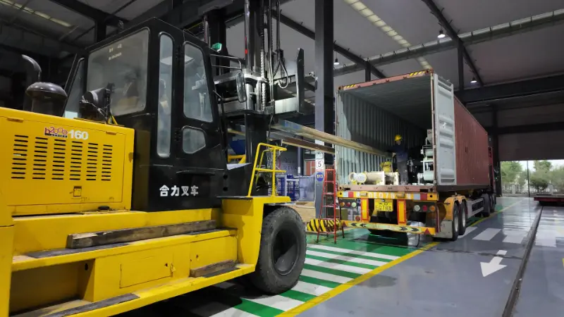 Enorme schepen dragen vertrouwen uit, en intelligent vervaardigde apparatuur is op weg naar bestemmingen over de hele wereld.