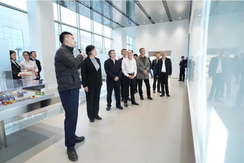 De heer Liu Min, adjunct-directeur-generaal van het Bureau of Private Economy bij de National Development and Reform Commission (NDRC), en zijn delegatie bezochten Quangong Machinery Co., Ltd. voor een inspectie- en onderzoekstour.