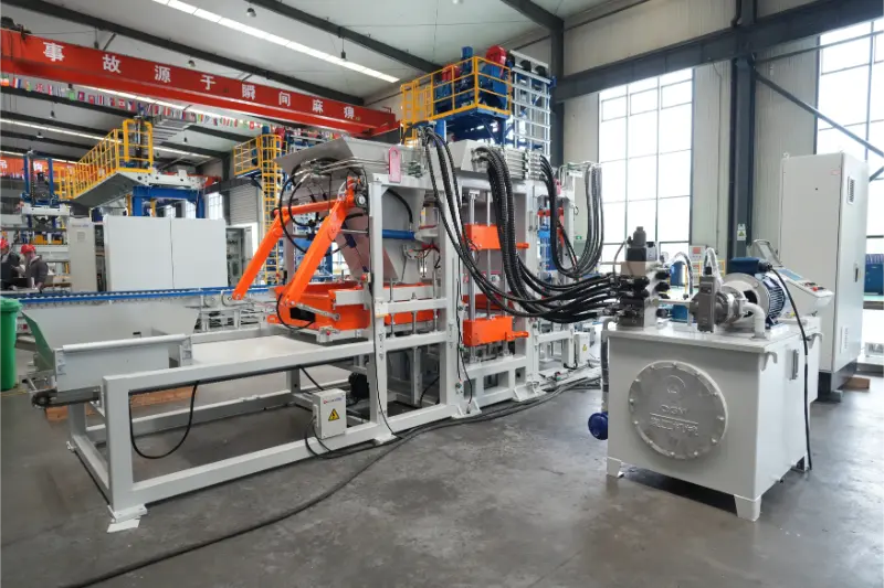 De QT6 volautomatische baksteenproductielijn van Quangong Machinery Co., Ltd. maakt zeer winstgevende baksteenproductie uit vast afval mogelijk