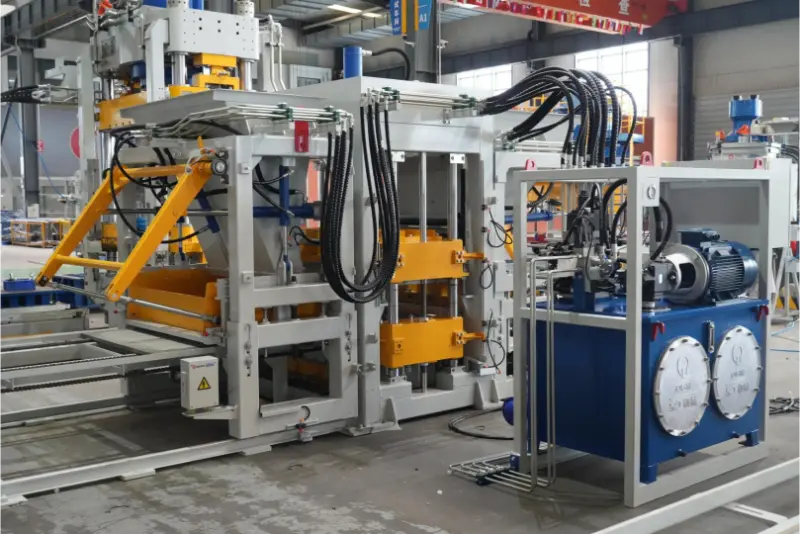 De baksteen- en tegelindustrie versterken door middel van intelligente productie: de Zenith QT10 baksteenproductielijn hervormt het landschap van groene productie.