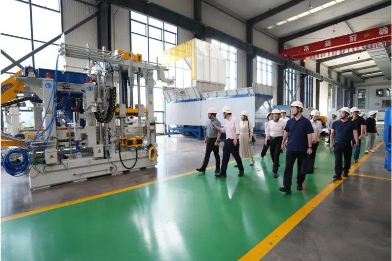 Ambtenaren van het provinciale ministerie van Industrie en Informatietechnologie van Fujian bezoeken Quangong Machinery Co., Ltd. voor inspectie en begeleiding