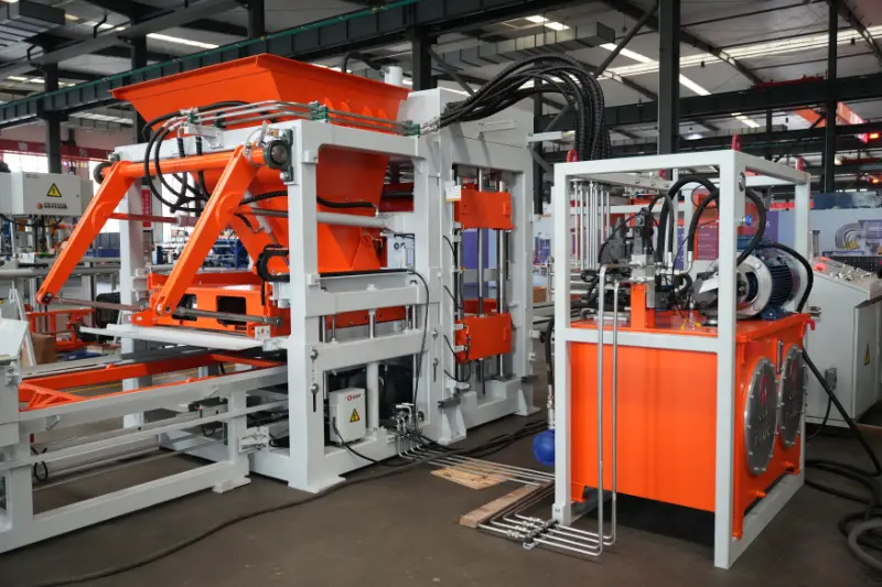 Slim en efficiënt, waardoor de kwaliteit en productiviteit worden verhoogd: de nieuwe QT10-productielijn voor het maken van stenen van Quangong Machinery Co., Ltd. maakt een plons