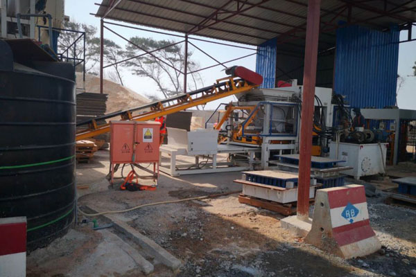 QGM QT10 automatische productielijn voor het Dakar BRT-project (Bus Rapid Transit) van China Road and Bridge Corporation (CRBC)