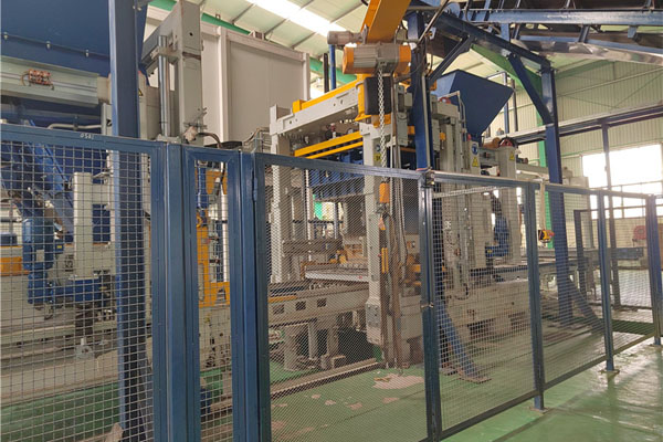 Zenith1500-2 betonblokmachineproject in gebruik genomen, ten behoeve van de gemeentelijke bouw van Mali