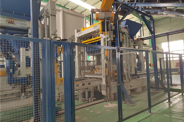 Zenith1500-2 betonblokmachineproject in gebruik genomen, ten behoeve van de gemeentelijke bouw van Mali